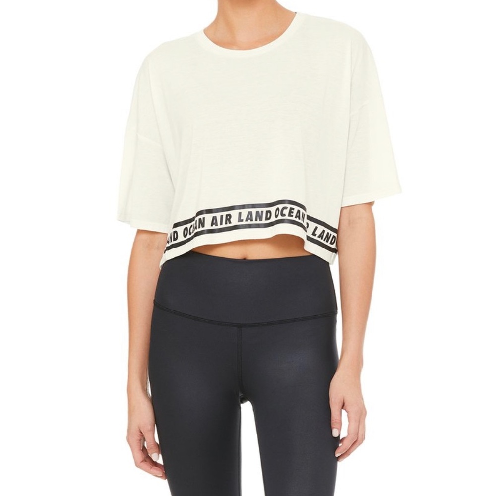 ALO YOGA AIR LAND OCEAN CROPPED TEE